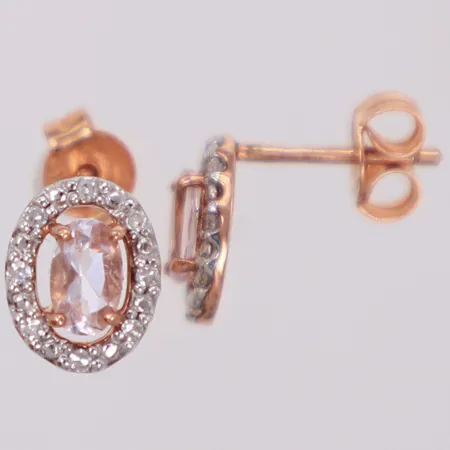 Ett par örhängen med diamanter 16 x ca. 0,005ct samt färgsten, 8,3x6,6mm, roséguld, 9K Vikt: 1,1 g