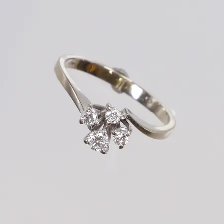 Ring i vitguld med diamanter 3xca0,04ct samt 1xca0,08ct (tot 0,22 enl gravyr) stl 16¼ bredd 2-7mm, visst sliage, 18K Vikt: 2,3 g