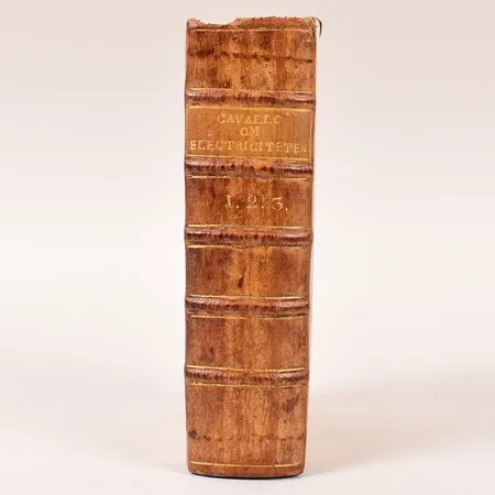 Bok Cavallos fullständiga afhandling om electriciteten. Tryckt hos prof.JOH. LUNDBLAD på Öfversättarnes förlag, Lund år 1795,1796,1796 del 1.2.3 i ett band, ej genomgången