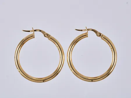 Ett par örhängen, Ø ca 2,5cm, bredd: ca 2,5mm, GHA, 18K  Vikt: 2,2 g