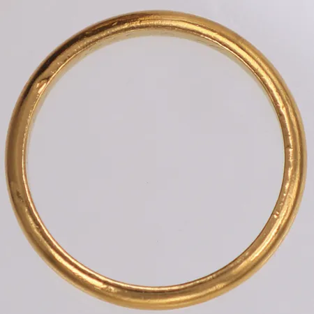 Ring slät, stl 20½, bredd 3mm, gravyr, 23K Vikt: 5,7 g