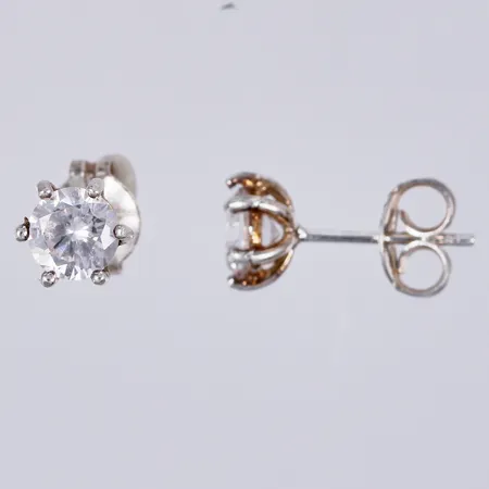 Ett par örhängen med vit stenar, Ø ca 6mm, 925/1000, silver Vikt: 1,1 g