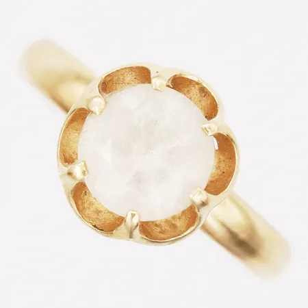 Ring med vit sten, stl: 18¼, bredd: 3-11mm, personlig gravyr, 18K guld, bruttovikt: 4,4g. 
