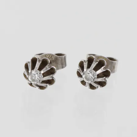 Örhängen paret, diameter ca 6.7 mm, silver. Vikt: 1,2 g
