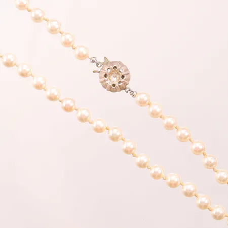 Pärlcollier, 62cm, odlade pärlor ca 6mm, silverlås som saknar pärla. Vikt: 0 g