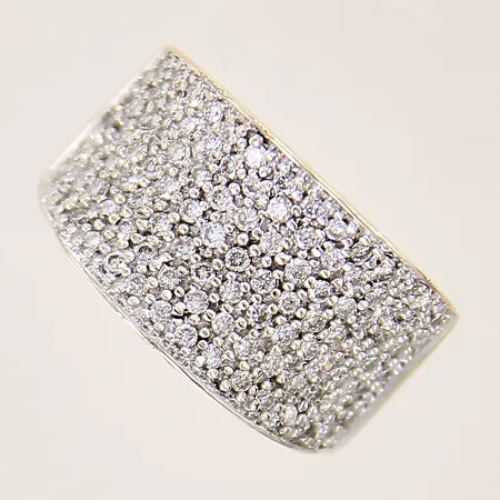 Ring med diamanter ca 100x 0,005-0,01ct, stl 16, bredd 5-11,5mm, GHA, vitguld, i behov av omrodiering, 18K  Vikt: 9,8 g