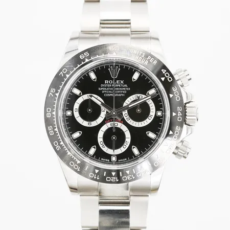 Herrur Rolex Oyster Perpetual Cosmograph Daytona, stål, automatisk, ref-nr:116500LN, serie-nr:50S9W302, boett-nr:2100, kaliber:4130, verk-nr:6U2045J0, länk-ref:U1N, Ø40mm, keramisk ring, 13 länkbitar monterade små repor, certifikat stämplat Saddik & Mohamed Attar Co Saudi Arabia 2021, box, manual, ytterkartong.  Vikt: 0 g