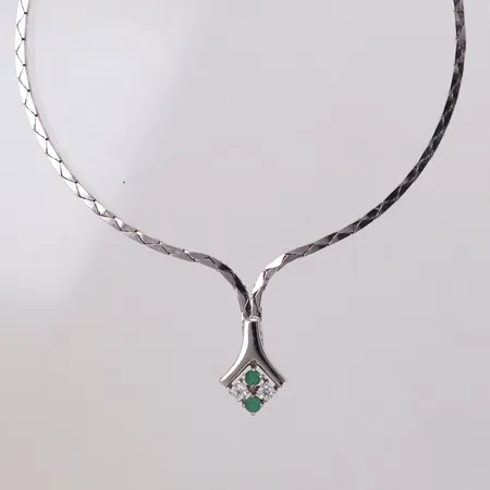 Collier, gröna och vita stenar, längd: ca. 42cm, bredd: 1,9mm, 830/1000 silver. Vikt: 11 g