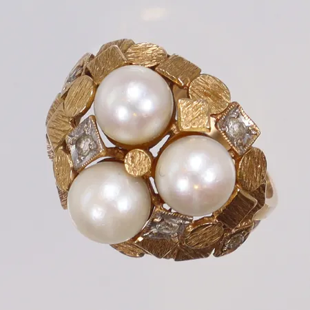 Ring med odlade saltvattenpärlor samt vita stenar, stl 15¾ bredd 2-15mm, 18K Vikt: 5,5 g