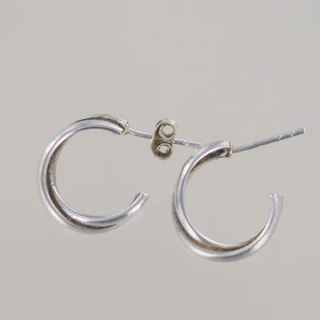 Ett par örhängen, höjd 16 mm, bredd 4 mm, 1 plopp saknas, Silver 925/1000 Vikt: 4,3 g