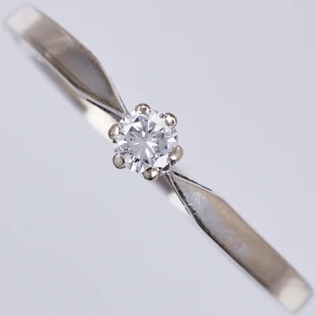 Ring med diamant, ca 1x0,12ct, stl: 20, bredd: ca 1-3mm, vitguld, 18K Vikt: 1,6 g