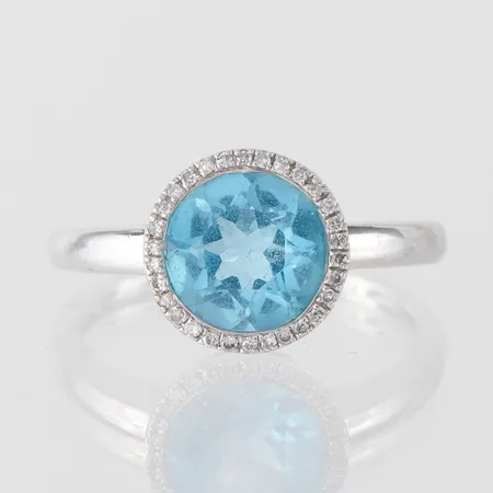 Ring vitguld med topas och diamanter på totalt 0.09 ct enligt inskription, storlek 18 mm, bredd 1.8-10.8 mm, 18k. Vikt: 5,1 g