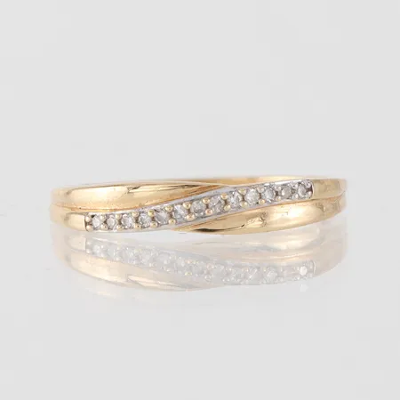 Ring med små diamanter, Guldfynd AB, storlek 17 ½ mm, bredd 1.3-3.2 mm, 18k. Vikt: 1,3 g