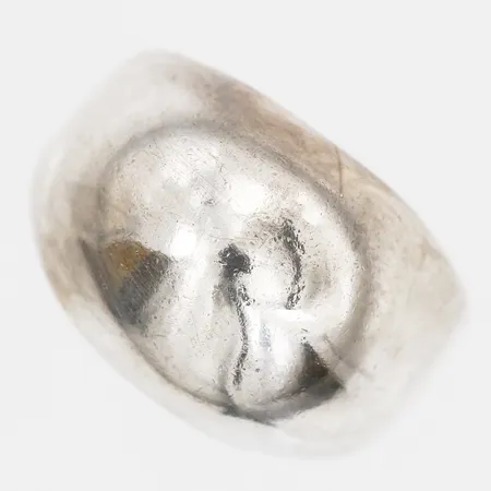 Ring, stl: 15½, bredd: 4-12mm, bruksslitage, 925/1000 silver.  Vikt: 3,6 g