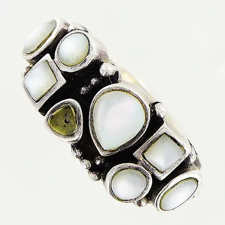 Ring med vita stenar, 1 sten saknas, stl 19, bredd 3-10mm, GHA, silver 925/1000. Vikt: 7,6 g