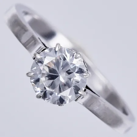 Ring med vit sten, stl: 16½, bredd: ca 2-7mm, otydliga stämplar, silver Vikt: 1,9 g