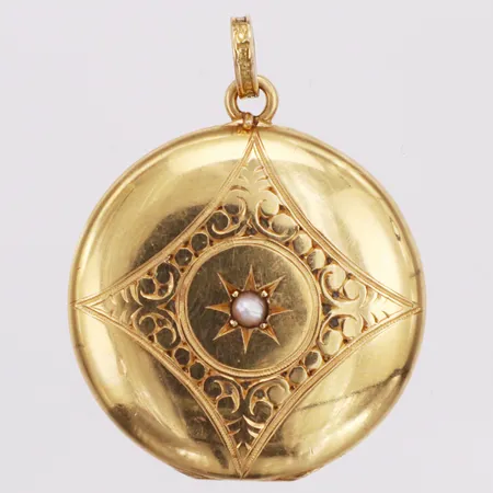 Hänge, medaljong, odlad pärla, längd 32mm inkl ögla, bredd 25mm, Guldvaruaktiebolaget år 1918, öppningsbar, personligt porträtter, 18K  Vikt: 5,4 g