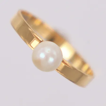 Ring med odlad pärla Ø5,3mm, stl 17, bredd 2,4-5,3mm, 18K  Vikt: 1,5 g