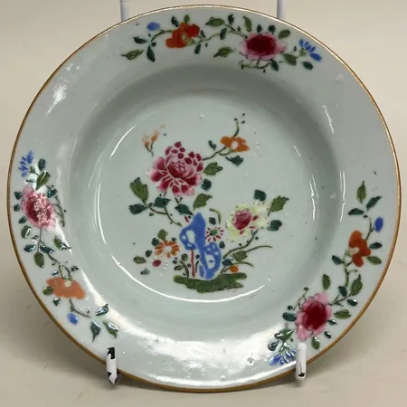2 fat, Famille Rose, Ø16cm, handmålad polykrom blomsterdekor, ena med mindre nagg och den andra med en lagning Skickas med paket.