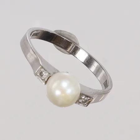 Ring i vitguld med odlad pärla samt 2xca0,015ct diamanter stl 17¼ bredd 2-6mm, JGG, Göteborg 1966, 18K Vikt: 3,2 g