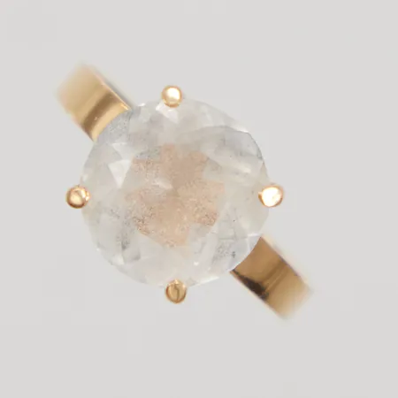 Ring med vit sten, stl 17, bredd 2,8-11,7mm, nagg, Bengt Hallberg, år 1974, 18K,  Vikt: 2,8 g