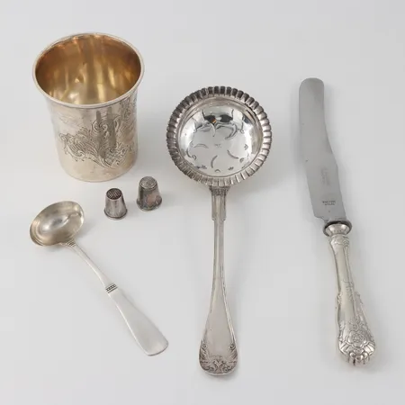 Diverse silverföremål bla Kjellberg Westerås, något med gravyrer, silvervikt 201 gram + kniv med rostfritt blad vikt 69 gram. Vikt: 201 g