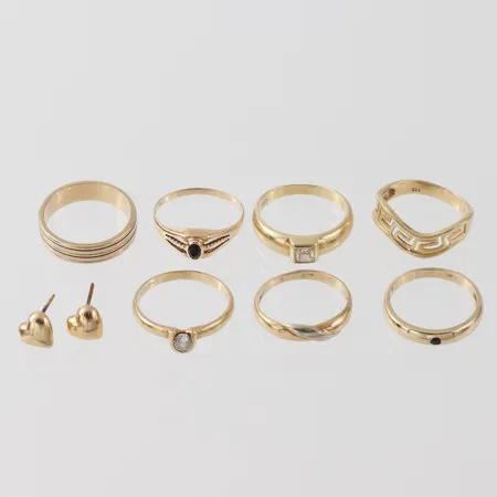 Ringar 7 st med slitage (någon med sten) , örhängen utan lås 2 st, 14k. Vikt: 18,9 g