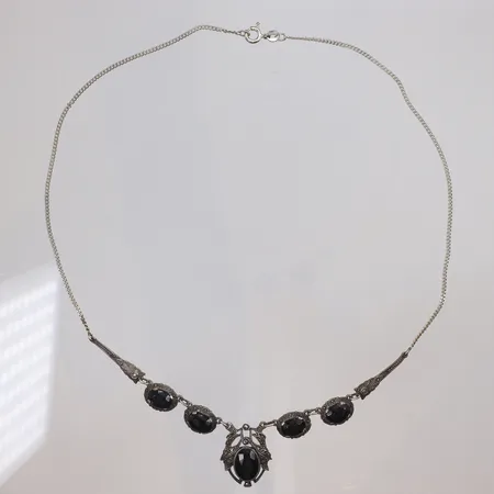Collier med svarta stenar samt markasiter, 46cm bredd 1-24mm, Jugend-stil 1900-talets första hälft, silver 830/1000 Vikt: 10,3 g