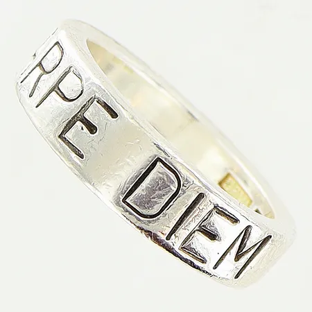 Ring Efva Attling "Carpe Diem" stl 18¼, bredd 5mm, smärre repor, silver 925/1000. Vikt: 8 g