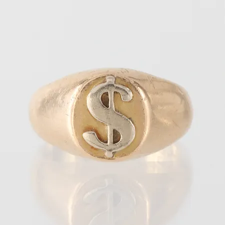 Ring med dollartecken, gravyr, storlek 19 mm, bredd 5.2-12.6 mm, 18k. Vikt: 17,7 g