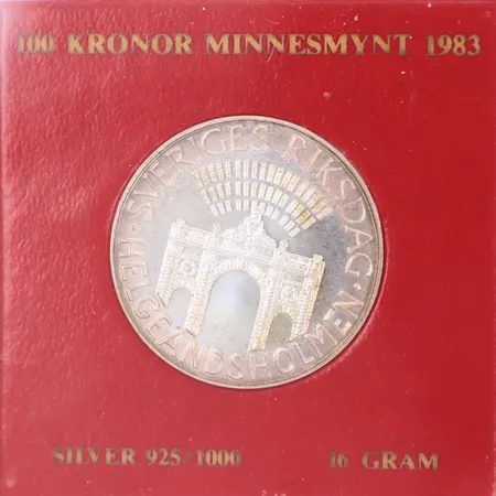 Mynt, 100kr, Sveriges Riksdag Helgeandsholmen, år 1983, 32mm, plastetui, silver 925/1000  Vikt: 16 g