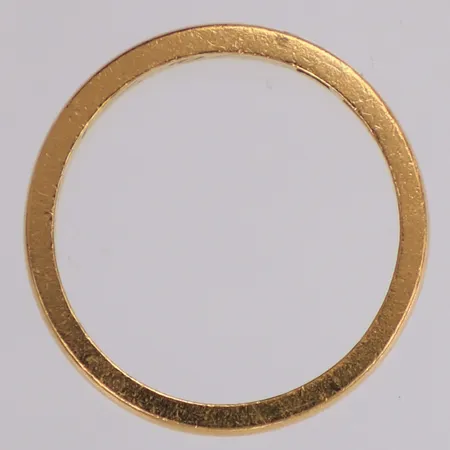 Ring slät, stl 17½, bredd 2mm, gravyr, 23K Vikt: 3,7 g