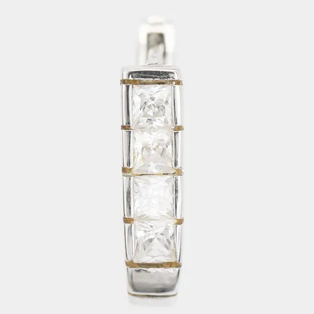 Udda örhänge med vita stenar, längd 13mm, bredd 3mm, 18K vitguld Vikt: 1,6 g
