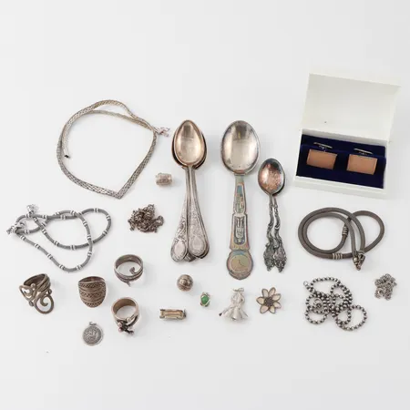 Diverse silver, skedar smycken. Vikt: 245 g