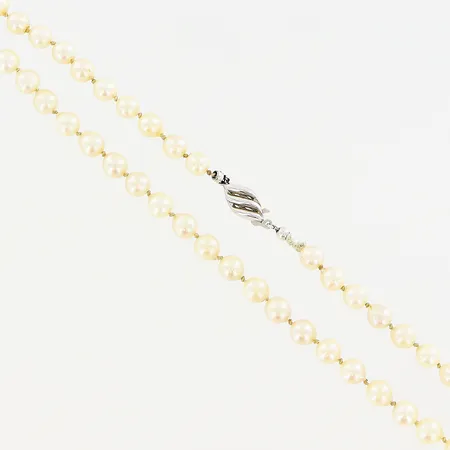 Pärlcollier 48cm, odlade saltvattenspärlor Ø6mm, slitage förekommer, i behov av omträdning, lås vitguld 18K, 15x7mm, bruttovikt 22,1g.