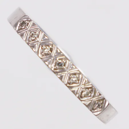 Ring, diamanter 7xca0,003ct, Guldfynd, stl 18¼, bredd 2,6-3mm, vitguld, gravyr, 18K Vikt: 4,1 g