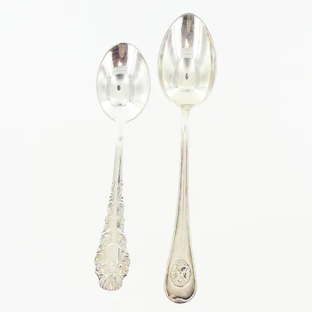 2 kaffeskedar, udda modeller, gravyr, silver 830/1000. Vikt: 21,8 g