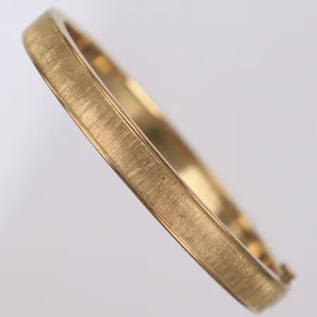 Stelt armband med borstat mönster, innermått ca 59x53mm, bredd 7,6mm, öppningsbar, gravyr, 8K Vikt: 16,1 g