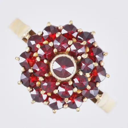 Ring med granater, stl: ca 18¼, bredd: ca 2-13mm, metall Vikt: 2,7 g