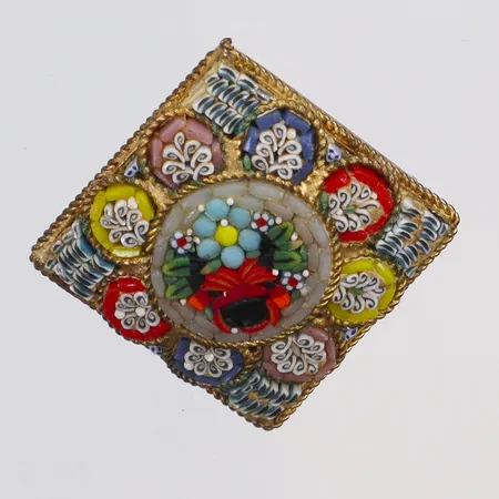 Brosch med Mikromosaik s.k. "Pietra Dura", Italien 1900-talets första hälft, 22x22mm, med slitage 