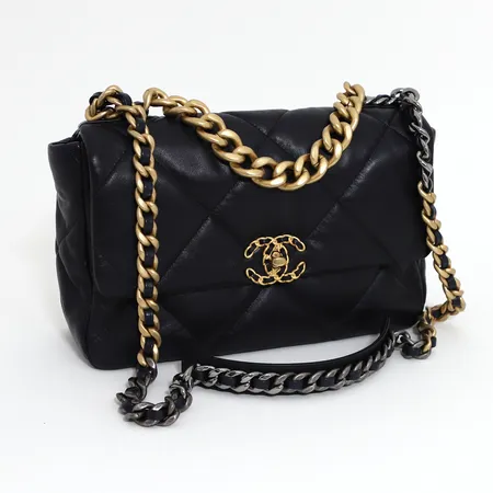 Väska Chanel 19 Maxi 2020, mörkblått lammskinn med guld- samt silverfärgad beslag, box medföljer, ca 31x19x10cm, märkt Chanel samt numrerad, inga övriga tillbehör Skickas med postpaket.