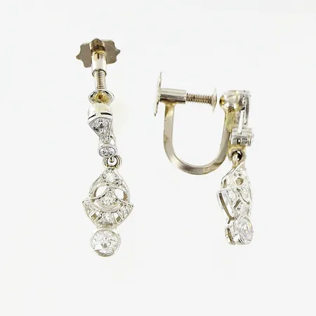 Ett par örhängen, gammalslipade diamanter 2 x ca 0,10ct, 2 x ca 0,03ct,  14 x ca 0,01-0,02ct 8/8-slipade, längd 22mm, bredd 2-6,5mm, skruvfäste, Art-Deco stil, vitguld, 18K. Vikt: 3,6 g