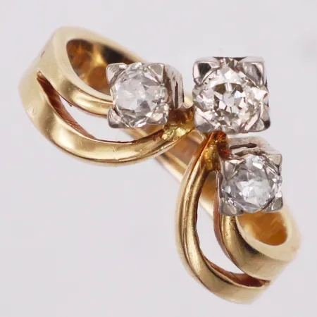 Ring, diamanter 1xca0,16ct+2xca0,1ct, stl 17, bredd 4-15mm, SSÄ, vitguld, 18K Vikt: 5 g