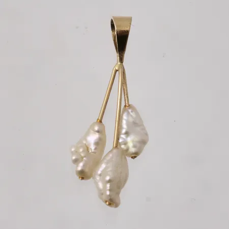 Hänge i 18K guld, mått 8,8x22mm, 3st odlade pärlor, mått 3,8x6,4mm, vikt 0,44g.