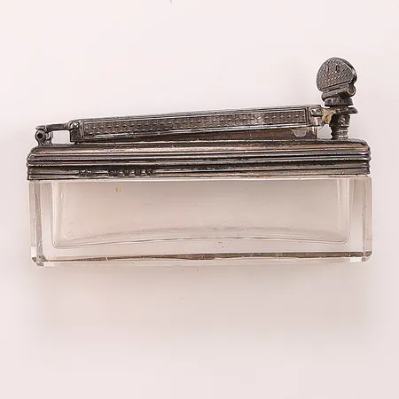 Bläckhorn, höjd ca 3,5cm, lock i Sterling silver 925/1000, motiv av stegrande häst, London ca år 1848, bruttovikt 105,3g, naggat glas vid lock.