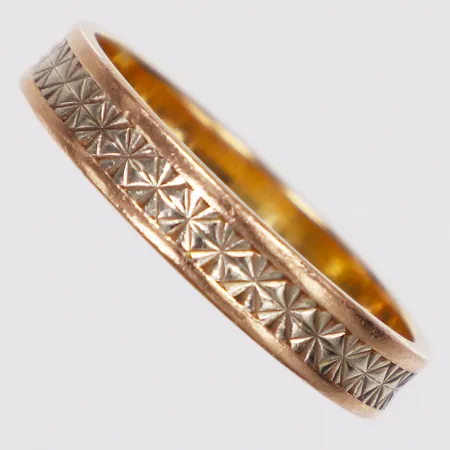 Ring, mönsterdekor, tvåfärgad, stl 19, bredd 3,8mm, gravyr, 18K  Vikt: 3,7 g