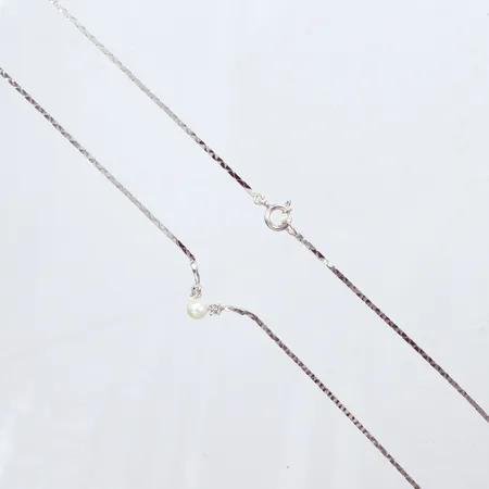 Collier, vitguld, odlad pärla Ø5,2mm, längd 42,cm, bredd 1,3,cm, 18k Vikt: 8,3 g