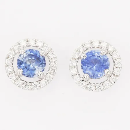 Ett par örhängen med safirer 2 x ca 0,40ct, samt briljantslipade diamanter 32 x ca 0,005ct, engelska stämplar, 18K vitguld Vikt: 1,9 g