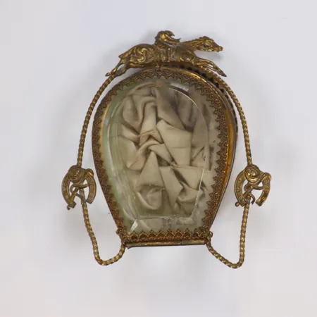 Klockgömma i glas och gulmetall, med hästmotiv höjd 10,5cm, slitage, med spricka i glaset, 18/1900-tal 