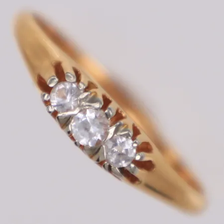Ring med vita stenar, stl 18, bredd 4mm, nagg, 18K Vikt: 2,2 g